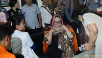 Nunung saat ditemui jelang acara jumpa pers atas kasus narkoba yang menjeratnya di Polda Metro Jaya pada Senin (22/7). Pool/Palevi S/detikFoto.