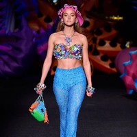 Keunikan wajah yang blasteran Asia dan Barat membuat Devon Aoki memiliki pesona tersendiri sebagai model. Dia menjadi wajah untuk kampanye sejumlah brand mulai dari Versace, Chanel, Kenzo, juga Fendi. Devon mungkin menjadi salah satu model terpendek dengan tinggi badan 167 cm. Foto: Frazer Harrison/Getty Images