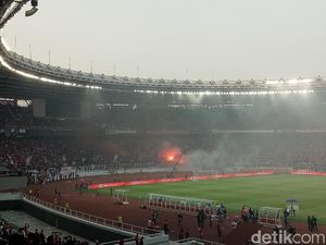 Flare Menyala di Pesta Kemenangan Persija atas PSM