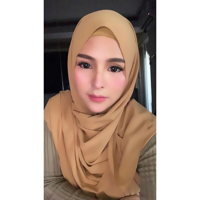 Setelah berhijab tak sedikit netizen yang memuji Thya Sethya semakin cantik. Seperti penampilannya memakai hijab warna cokelat ini yang membuatnya seperti Barbie berhijab. Foto: Dok. Instagram @thyasethyaa