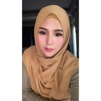 Setelah berhijab tak sedikit netizen yang memuji Thya Sethya semakin cantik. Seperti penampilannya memakai hijab warna cokelat ini yang membuatnya seperti Barbie berhijab. Foto: Dok. Instagram @thyasethyaa