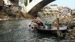 Hiruk Pikuk Aktivitas Warga di Tepian Sungai Ciliwung
