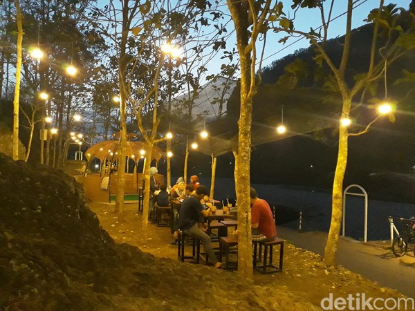Apabila pengunjung lelah dan ingin beristirahat dapat mengunjungi kedai Via Ferrata yang tepat berada di pinggir Sungai Oya. (Pradito Rida Pertana/detikcom) Apabila pengunjung lelah dan ingin beristirahat dapat mengunjungi kedai Via Ferrata yang tepat berada di pinggir Sungai Oya. (Pradito Rida Pertana/detikcom)