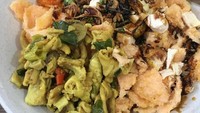 Sate usus berbumbu kuning bisa jadi pelengkap bubur. Apalagi ditambah lumpia hangat. Wah, dijamin kenyang nih! Foto : Instagram @wowo_muffin_mochi_