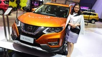 Model berpose di depan mobil Nissan X Trail pada  pameran otomotif Gaikindo Indonesia International Auto Show (GIIAS) ke-27 tahun 2019 di ICE BSD, Tangerang, Banten, Senin (22 /7/2019).