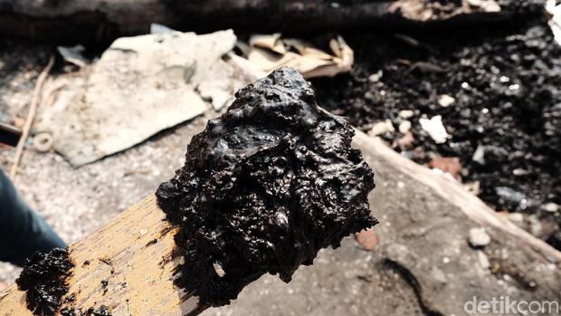 Pesisir Pantai Karawang Menghitam Tercemar Tumpahan Minyak Mentah