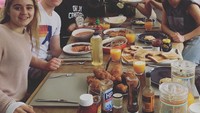 Anak-anak Gordon Ramsay juga akur, lho. Nggak heran kalau mereka membuat kejutan di ulang tahun sang ayah ke-52 tahun dengan membuat hidangan favorit sang ayah.