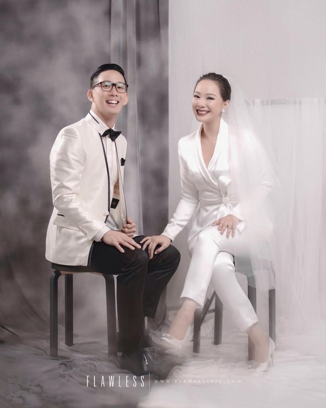 Yuanita Christiani dan Indra Wiguna Tjipto memilih studio indoor dengan gaya simpel untuk prewedding mereka. Yuanita tampil bak pengantin namun dengan gaya yang lebih sederhana, memakai setelan serba putih dan veil yang panjangnya tak sampai menyapu lantai. Sedangkan Indra mengenakan blazer dan celana hitam. Foto: Instagram