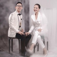 Yuanita Christiani dan Indra Wiguna Tjipto memilih studio indoor dengan gaya simpel untuk prewedding mereka. Yuanita tampil bak pengantin namun dengan gaya yang lebih sederhana, memakai setelan serba putih dan veil yang panjangnya tak sampai menyapu lantai. Sedangkan Indra mengenakan blazer dan celana hitam. Foto: Instagram