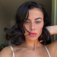 Menjadi asisten sekaligus teman baik bagi Kylie tentu membuatnya tahu segala rahasia yang mungkin Anda ingin sekali ketahui. Hal tersebut juga diakui Victoria yang mengatakan keduanya sering berbagi cerita tanpa sensor. Kami sedang berbincang dan aku ingat kata per kata. Dia bilang, Tutup pintunya. Aku ingin menceritakannya rahasia terdalamku. Kami berbincang lama. Aku pikir itulah saat kami mulai terikat, kata Victoria.  Foto: Instagram @victoriavillarroel