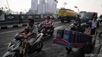 Para pedagang air bersih keliling itu pun menjajakan dagangannya sejak pagi hingga malam hari.
