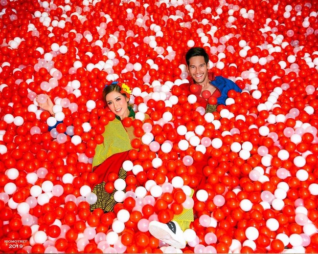 Spot foto Instagramable yang tengah tren bisa jadi pilihan kamu untuk melakukan prewedding indoor. Seperti Jessica Iskandar dan Richard Kyle yang melakukan prewedding di salah satu tempat foto Instagramable ini. Foto: Instagram