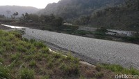 Pemandangan yang hanya bisa dinikmati saat musim kemarau ini membuat warga sekitar memanfaatkannya sebagai spot foto yang instagramable. (Pradito Rida Pertana/detikcom)