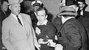  The Shooting Of Lee Harvey Oswald (1963) karya Robert Jackson dijepret memakai kamera Nikon S3. Foto: Bored Panda