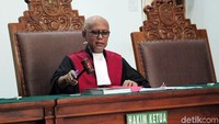 Sidang praperadilan dipimpin oleh hakim Achmad Guntur.