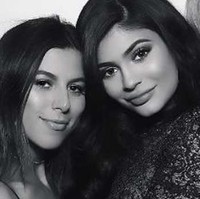 Berbeda dengan yang lainnya, bagi Kylie Jenner, Victoria Villarroel bukan hanya sahabat. Wanita kelahiran 5 Maret 1992 itu merupakan asistennya. Victoria termasuk setia bekerja dengan keluarga Jenner. Foto: Instagram @victoriavillarroel