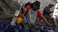Tak heran, meningkatnya kebutuhan air bersih juga berpengaruh pada meningkatnya pendapatan para pedagang air bersih keliling tersebut di musim kemarau seperti saat ini.
