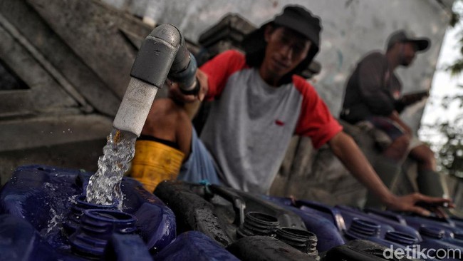 Warga Miskin Jakarta Sulit Dapat Air Bersih, Kurban Tekan Inflasi?
