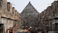 Sejumlah petugas nampak sibuk mengerjakan proyek konservasi Museum Bahari, Jakarta, Senin (22/7/2019).