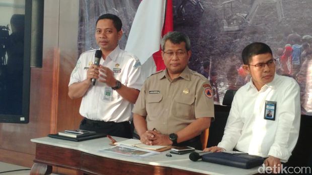 Kepala Pusat Meteorologi Publik BMKG, Fachri Radjab (kiri)