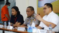 Dia menjelaskan tersangka mendapatkan bahan baku untuk membuat obat palsu tersebut berasal dari obat-obat yang sudah kadaluarsa, maupun obat generik yang dikemas ulang.