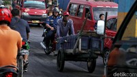 Masih adanya warga yang tidak mendapatkan air PAM seperti di kampung nelayan, membuat para pedagang air bersih keliling ini banyak dicari oleh warga yang ingin membeli air bersih untuk kebutuhan hidup sehari-hari.