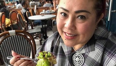Sebelum Kasus Narkoba, Ini Momen Kulineran Nunung yang Doyan Salad