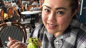 Sebelum Kasus Narkoba, Ini Momen Kulineran Nunung yang Doyan Salad