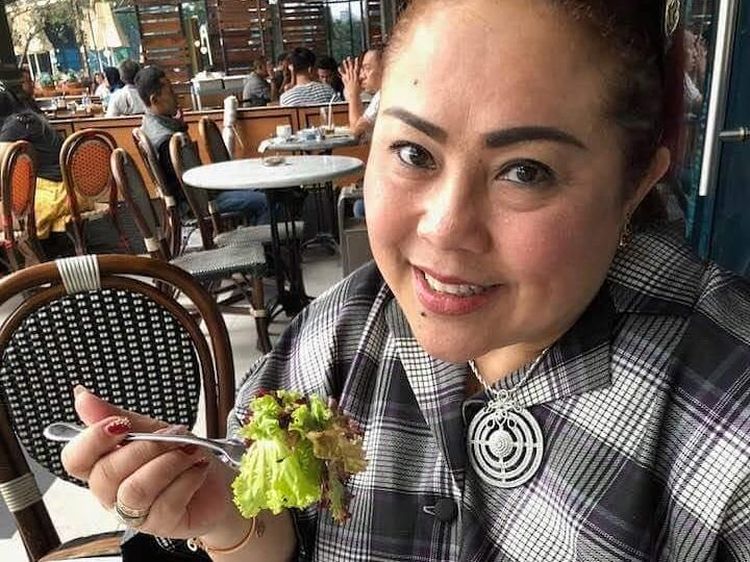 Sebelum Kasus Narkoba, Ini Momen Kulineran Nunung yang Doyan Salad