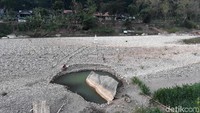 Musim kemarau yang datang lebih awal membuat debit air di aliran Sungai Oya, Dusun Jetis, Desa Selopamioro, Kecamatan Imogiri, Bantul menyusut drastis. (Pradito Rida Pertana/detikcom)