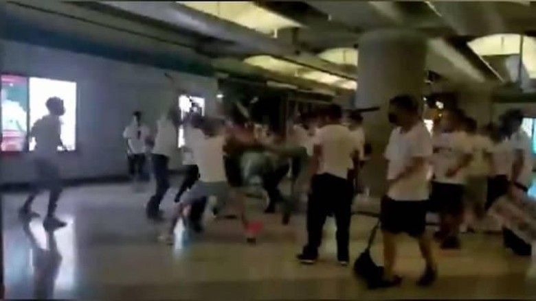 Demonstran Hong Kong Diserang Gerombolan Pria Berbaju Putih, 45 Orang Luka Demonstran Hong Kong Diserang Gerombolan Pria Berbaju Putih, 45 Orang Luka