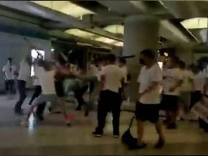 Demonstran Hong Kong Diserang Gerombolan Pria Berbaju Putih, 45 Orang Luka