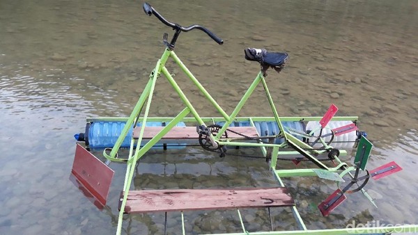 Ponijo melanjutkan, ide pembuatan wahana itu muncul saat para pemuda RT.4, Dusun Wunut, Desa Sriharjo, Kecamatan Imogiri, Kabupaten Bantul menonton video sepeda air di YouTube. Merasa tertarik, pemuda setempat lantas mencari video mengenai cara pembuatan sepeda air (Pradito/detikcom) Ponijo melanjutkan, ide pembuatan wahana itu muncul saat para pemuda RT.4, Dusun Wunut, Desa Sriharjo, Kecamatan Imogiri, Kabupaten Bantul menonton video sepeda air di YouTube. Merasa tertarik, pemuda setempat lantas mencari video mengenai cara pembuatan sepeda air (Pradito/detikcom)