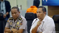 Lewat akun palsu itu, tersangka meminta akun WhatsApp milik korban. Foto dan video cabul yang diminta tersangka lalu dikirim lewat WhatsApp.