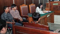 Agenda sidang praperadilan tersebut yakni pembacaan permohonan dari pemohon. Permohonan dibacakan oleh kuasa hukum keempat pengamen dari LBH Jakarta, Oky Wiratama Siagian