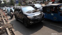 Kendaraan tampak mengular panjang.