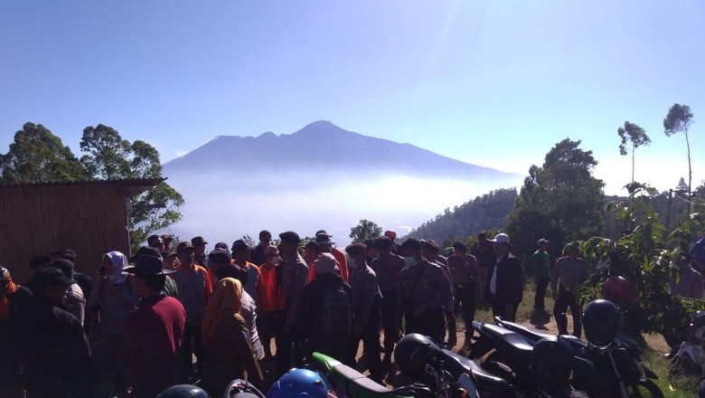 Gunung Panderman Terbakar, Pemadaman Dilakukan Secara Manual Gunung Panderman Terbakar, Pemadaman Dilakukan Secara Manual