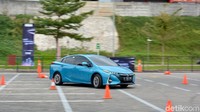 Saat menjajal mobil ini, instrukturnya meminta detikcom melepas kaki dari pedal gas dan kemudian langsung menikung 90 derajat tanpa ngerem. Meski awalnya ragu-ragu, karena di depan ada pagar, tapi voila! Mobil begitu nurut mengikuti tikungan tajam dengan sangat stabil. Hal ini terjadi karena Toyota sudah menggunakan platform TNGA (Toyota New Global Architecture) seperti C-HR. Mobil handlingnya sangat stabil saat di tikungan.