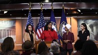 Ocasio-Cortez yang biasa dipanggil AOC merupakan keturunan Puerto Rico, Tlaib keturunan Palestina, Pressley keturunan Afrika-Amerika dan Omar keturunan Somalia. Keempatnya berstatus warga negara AS secara legal, dengan Omar diketahui lahir di Somalia dan mengungsi ke AS sejak masih anak-anak. Foto: Brendan Smialowski/AFP