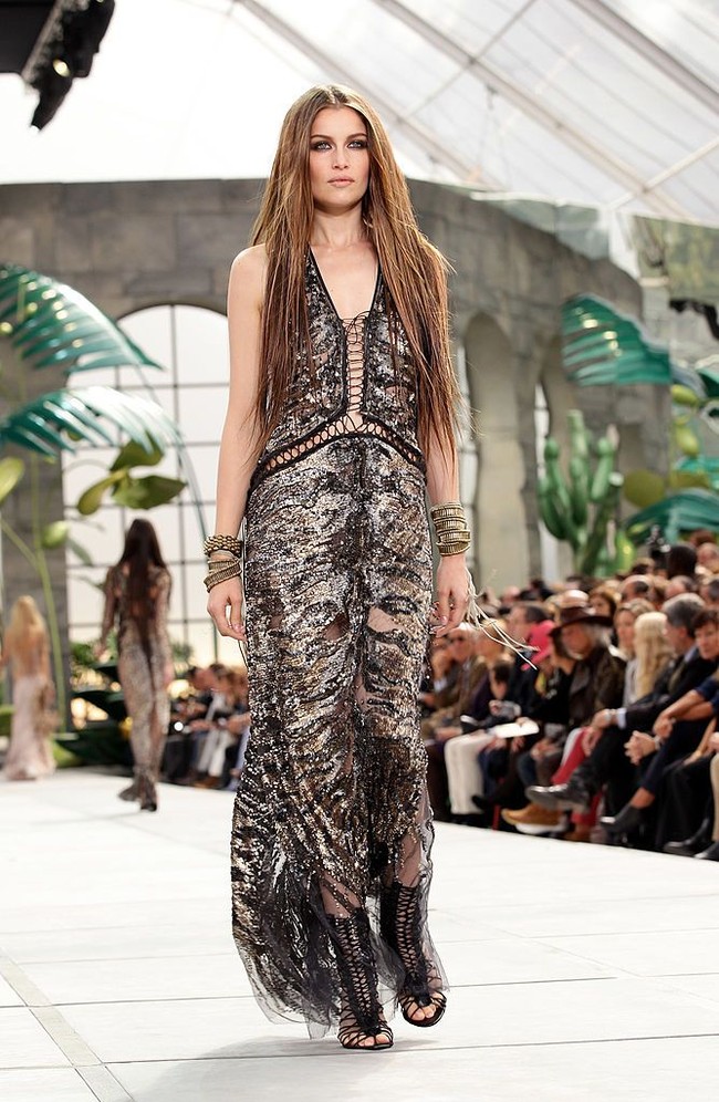 Laetitia Casta termasuk model tersukses pada zamannya. Jadi kesayangan para desainer dan juga brand fashion, wanita 41 tahun ini tingginya jauh dari standar model internasional, 170 cm. Foto: Vittorio Zunino Celotto/Getty Images