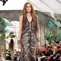 Laetitia Casta termasuk model tersukses pada zamannya. Jadi kesayangan para desainer dan juga brand fashion, wanita 41 tahun ini tingginya jauh dari standar model internasional, 170 cm. Foto: Vittorio Zunino Celotto/Getty Images