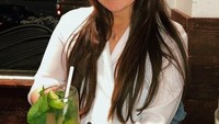 Menunggu hidangan santap malamnya tersaji, Megan terlihat menikmati segelas es mojito. Terdapat daun mint dan potongan jeruk limau di dalam minuman tersebut. Foto: Instagram megan__ramsay