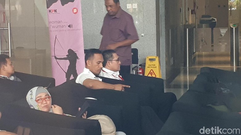 KPK Periksa Anggota DPR F-PAN Sukiman Tersangka Suap KPK Periksa Anggota DPR F-PAN Sukiman Tersangka Suap
