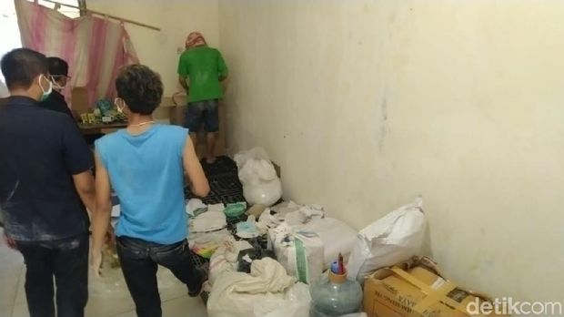Penggerebekan rumah produksi obat ilegal di Demak.