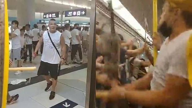Massa Berbaju Putih menyerang orang-orang di dalam kereta bawah tanah Hong Kong