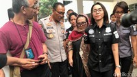 Tak lama kemudian Nunung muncul dengan memakai baju hitam dan hijab tanpa mengenakan masker serta baju tahanan.