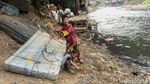 Hiruk Pikuk Aktivitas Warga di Tepian Sungai Ciliwung