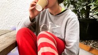 Mengenakan kaos longgar, gadis berusia 21 tahun itu terlihat asyik menyesap secangkir kopi hangat. Sluurp! Foto: Instagram megan__ramsay