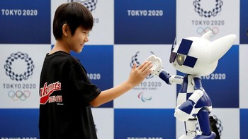 Ibu kota Jepang, Tokyo, akan menjadi tuan rumah Olimpiade 2020 mendatang. Beragam robot canggih pun dipamerkan untuk membantu penyelenggaraan pesta olahraga internasional tersebut.