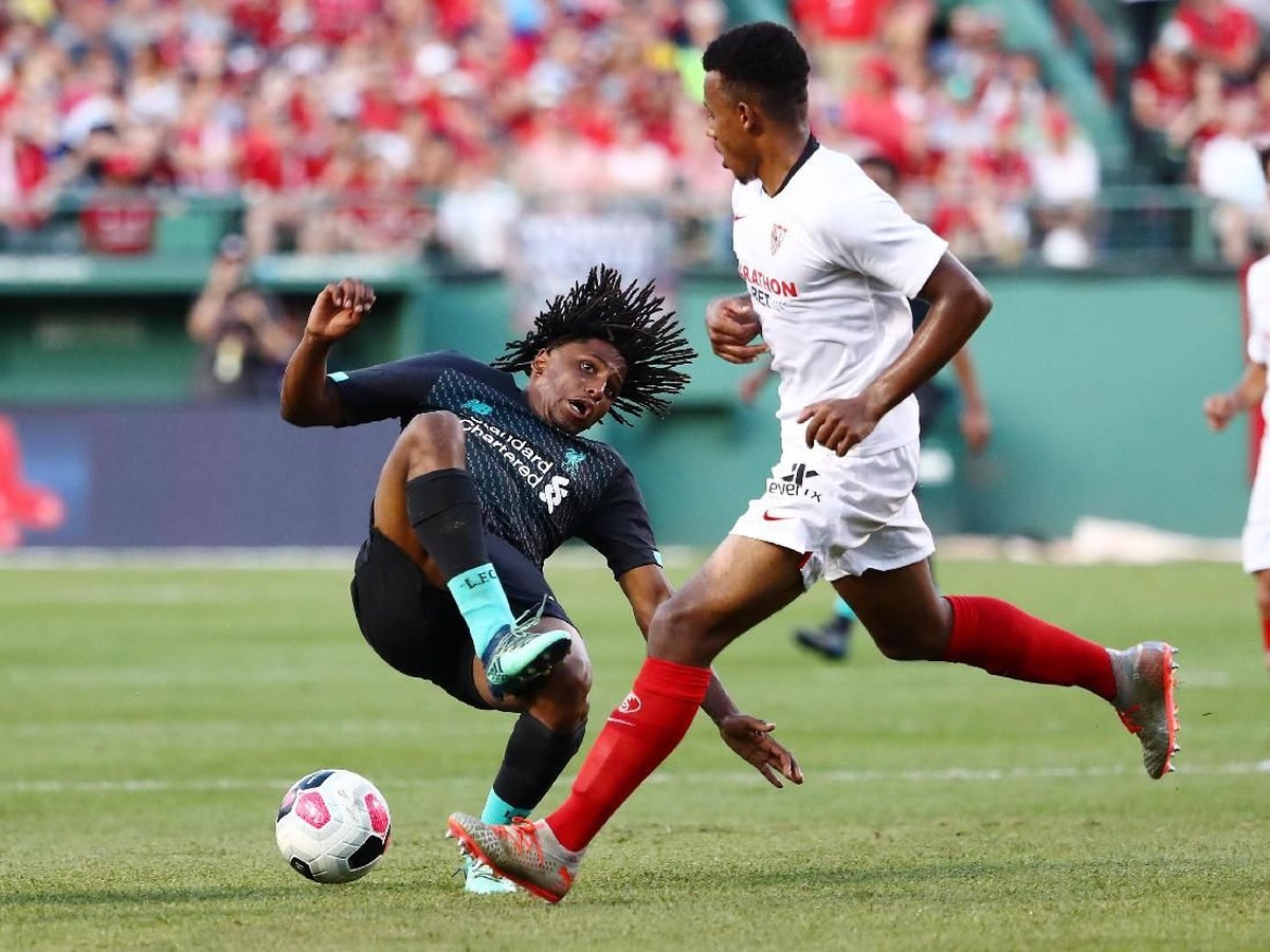 Yasser Larouci ditekel oleh Joris Gnagnon saat Liverpool menghadapi Sevilla (Tim Bradbury/Getty Images)